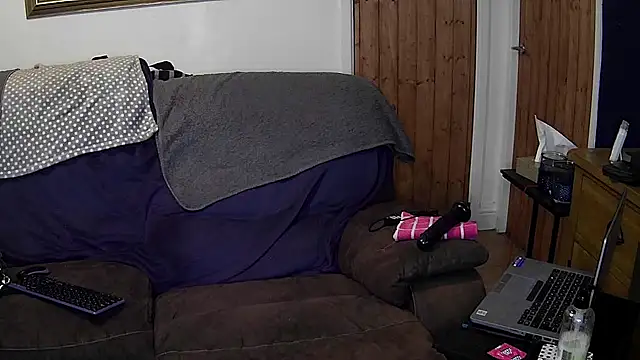 Snapshot of rob2810 chatting on January 7, 9:17 pm rob2810 online show from January 7, 9:17 pm