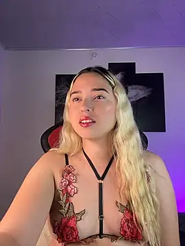 Snapshot of Irisweet_ chatting on October 18, 10:38 am Irisweet online show from October 18, 10:38 am