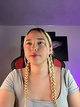 Snapshot of Irisweet_ chatting on October 18, 10:43 pm Irisweet online show from October 18, 10:43 pm