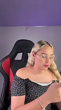 Snapshot of Irisweet_ chatting on November 11, 10:54 pm Irisweet online show from November 11, 10:54 pm