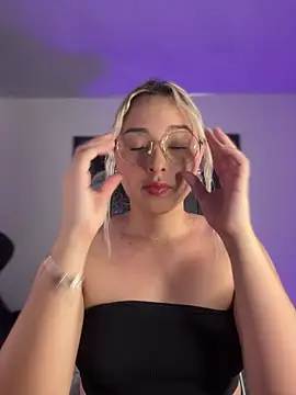 Snapshot of Irisweet_ chatting on December 3, 10:08 pm Irisweet online show from December 3, 10:08 pm