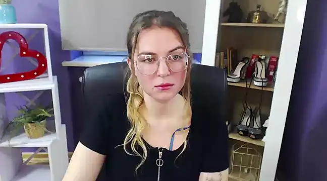 Snapshot of Zoey_Erotic chatting on December 23, 10:21 am Zoey Erotic online show from December 23, 10:21 am