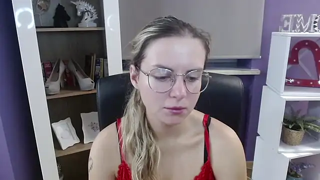 Snapshot of Zoey_Erotic chatting on September 17, 4:25 am Zoey Erotic online show from September 17, 4:25 am