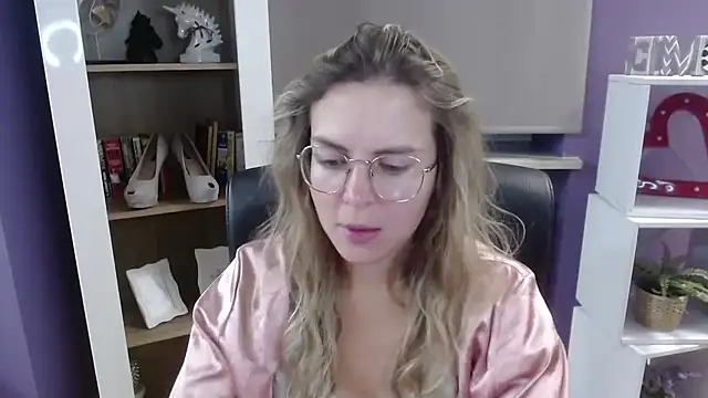 Snapshot of Zoey_Erotic chatting on September 26, 4:27 am Zoey Erotic online show from September 26, 4:27 am