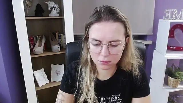 Snapshot of Zoey_Erotic chatting on October 1, 4:18 am Zoey Erotic online show from October 1, 4:18 am