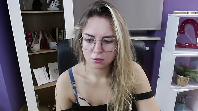 Snapshot of Zoey_Erotic chatting on October 8, 4:32 am Zoey Erotic online show from October 8, 4:32 am