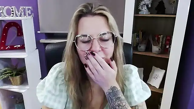 Snapshot of Zoey_Erotic chatting on November 20, 5:29 am Zoey Erotic online show from November 20, 5:29 am