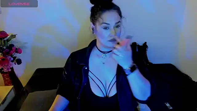 Laura sinner online show from June 2, 6:10 pm