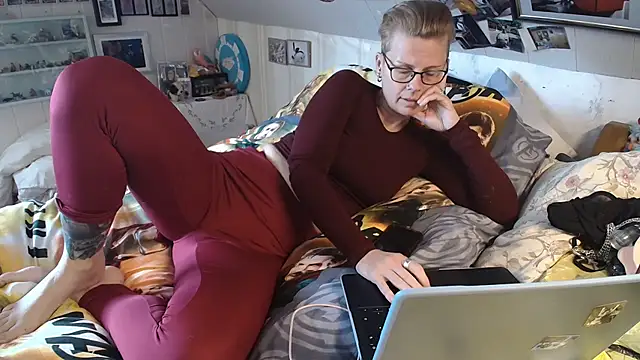 Snapshot of MaryG chatting on March 17, 9:12 am MaryG online show from March 17, 9:12 am