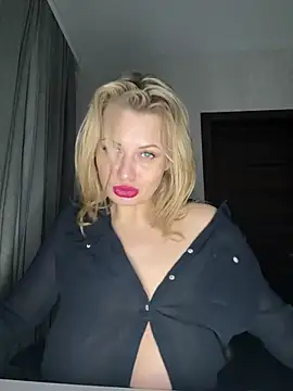 Snapshot of Evellyn chatting on February 9, 3:53 am Evellyn online show from February 9, 3:53 am