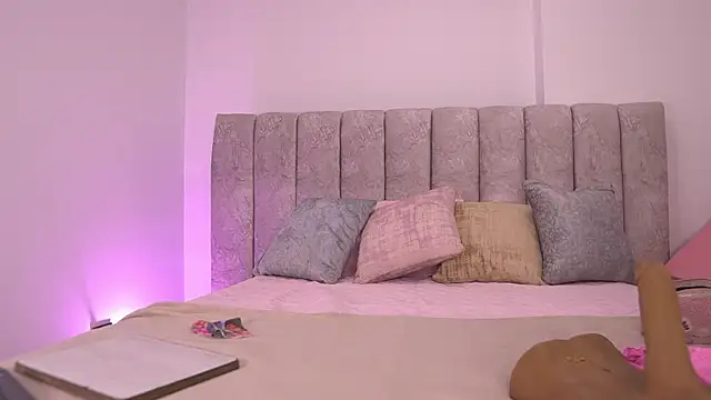 Snapshot of violeta_aroca chatting on November 5, 3:06 am violeta aroca online show from November 5, 3:06 am