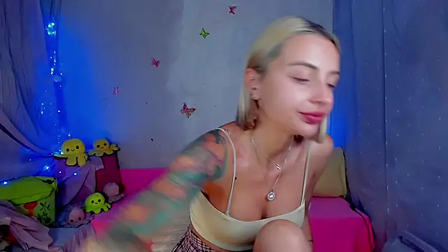 LickLizzy online show from June 20, 8:11 pm