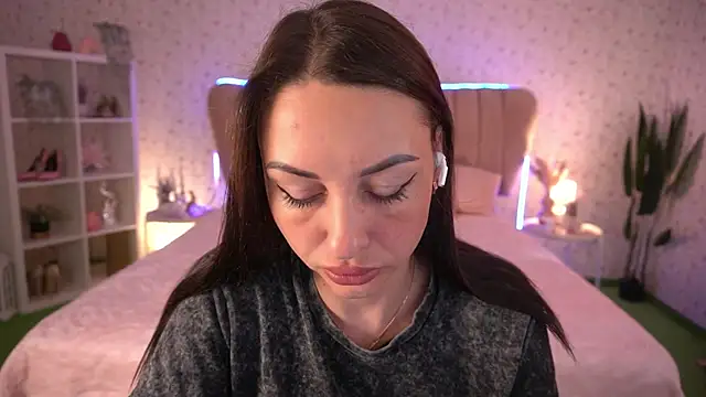 KristiiMax online show from May 4, 7:37 am