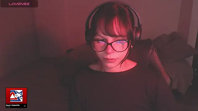 Snapshot of modjo_ chatting on December 22, 1:02 am modjo online show from December 22, 1:02 am