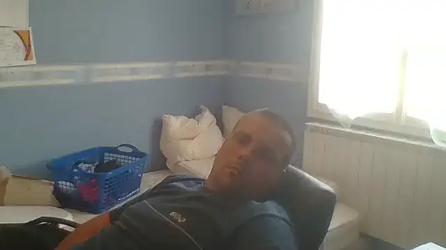 Snapshot of manubm03 chatting on September 12, 10:04 am manubm03 online show from September 12, 10:04 am