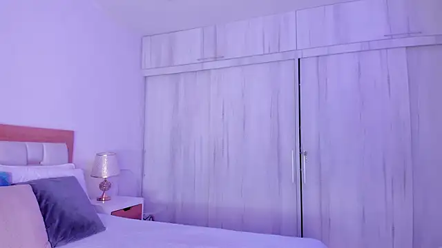 mia hank online show from October 31, 10:05 am