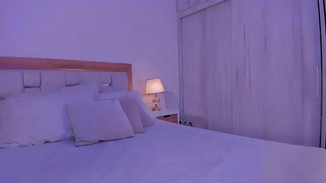 mia hank online show from December 19, 11:39 am