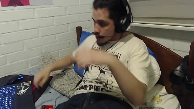 Snapshot of hung_weeb chatting on December 12, 3:43 am hung weeb online show from December 12, 3:43 am