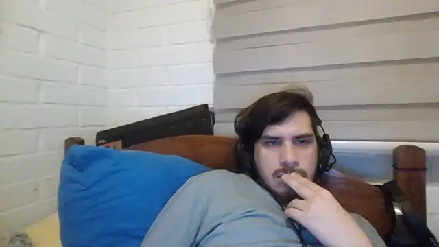 Snapshot of hung_weeb chatting on January 15, 3:22 am hung weeb online show from January 15, 3:22 am