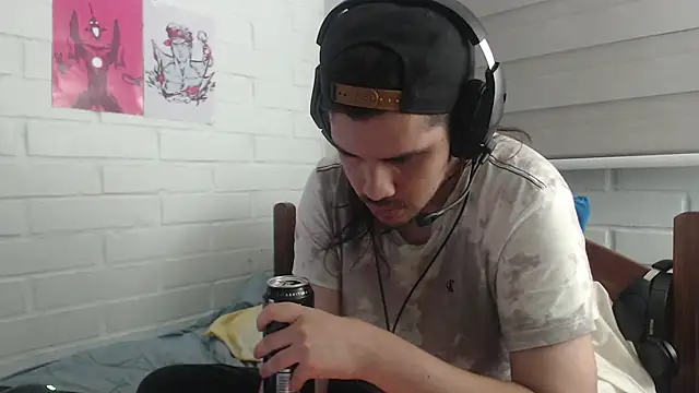 Snapshot of hung_weeb chatting on February 13, 2:45 am hung weeb online show from February 13, 2:45 am