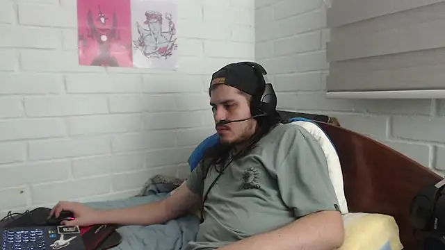 Snapshot of hung_weeb chatting on February 17, 4:31 am hung weeb online show from February 17, 4:31 am