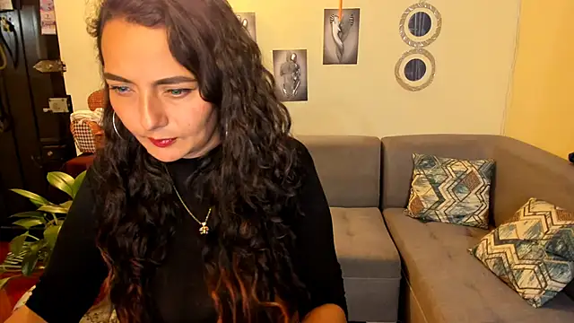 Snapshot of emma_luxy chatting on February 20, 2:07 am emma luxy online show from February 20, 2:07 am