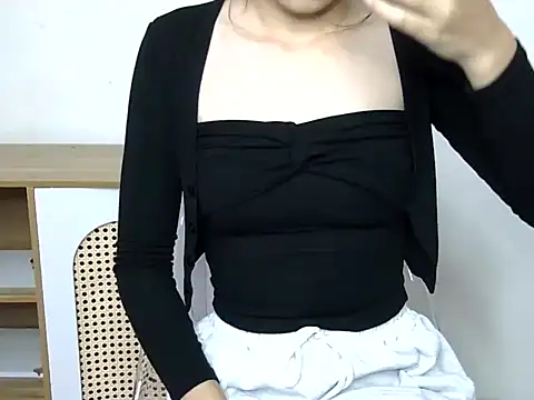 Snapshot of EmmySweet- chatting on December 19, 7:04 am EmmySweet- online show from December 19, 7:04 am