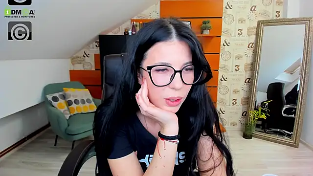 Snapshot of EmillyTaylor chatting on February 10, 7:47 am EmillyTaylor online show from February 10, 7:47 am