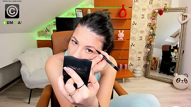 Snapshot of EmillyTaylor chatting on October 21, 3:40 am EmillyTaylor online show from October 21, 3:40 am