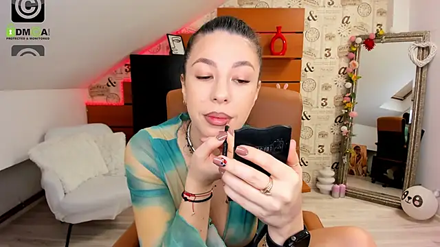 Snapshot of EmillyTaylor chatting on November 10, 4:44 am EmillyTaylor online show from November 10, 4:44 am