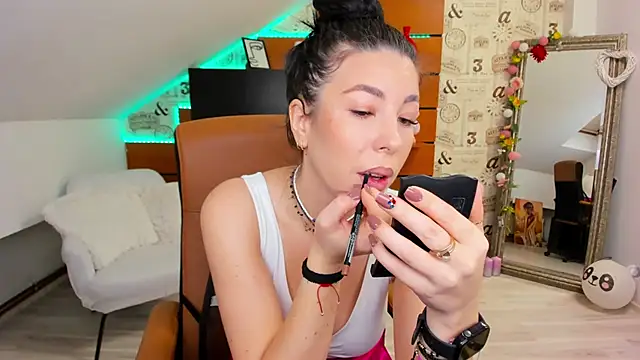 Snapshot of EmillyTaylor chatting on November 11, 4:45 am EmillyTaylor online show from November 11, 4:45 am