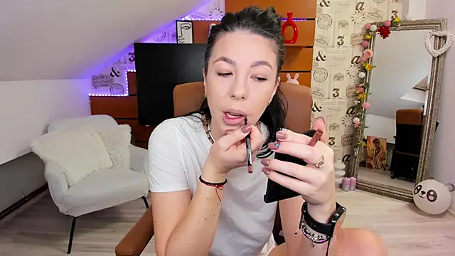 Snapshot of EmillyTaylor chatting on November 14, 4:44 am EmillyTaylor online show from November 14, 4:44 am