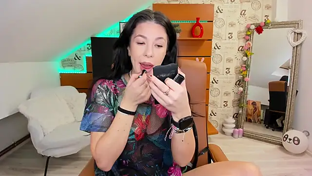 Snapshot of EmillyTaylor chatting on December 5, 4:43 am EmillyTaylor online show from December 5, 4:43 am