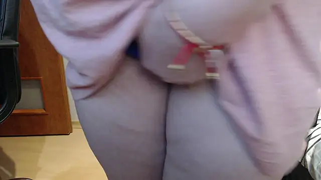 Snapshot of JoannaAndNeighbour chatting on December 4, 5:55 pm JoannaAndNeighbour online show from December 4, 5:55 pm