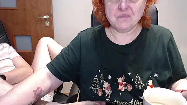 Snapshot of JoannaAndNeighbour chatting on December 27, 2:12 pm JoannaAndNeighbour online show from December 27, 2:12 pm