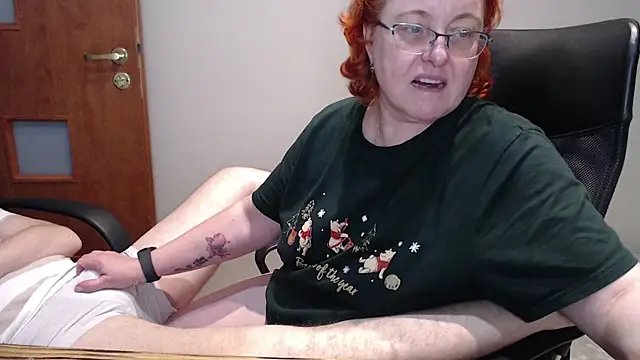 Snapshot of JoannaAndNeighbour chatting on December 30, 3:46 pm JoannaAndNeighbour online show from December 30, 3:46 pm
