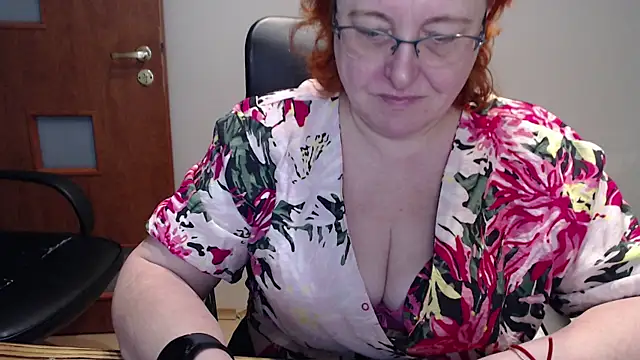 Snapshot of JoannaAndNeighbour chatting on January 11, 8:43 am JoannaAndNeighbour online show from January 11, 8:43 am