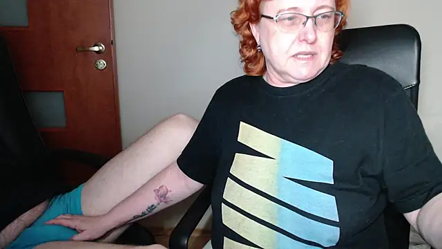 Snapshot of JoannaAndNeighbour chatting on January 19, 8:09 pm JoannaAndNeighbour online show from January 19, 8:09 pm