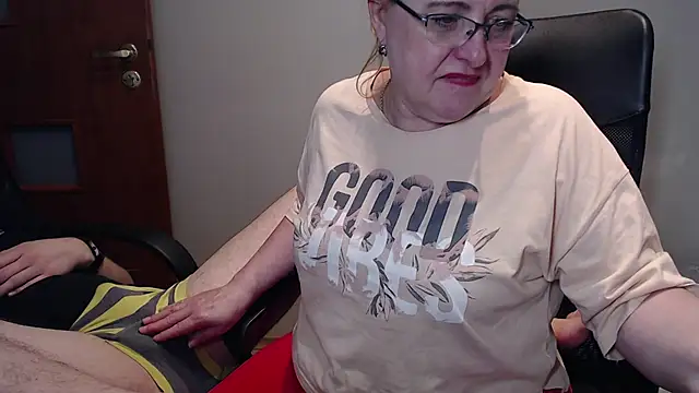 Snapshot of JoannaAndNeighbour chatting on January 23, 8:13 pm JoannaAndNeighbour online show from January 23, 8:13 pm