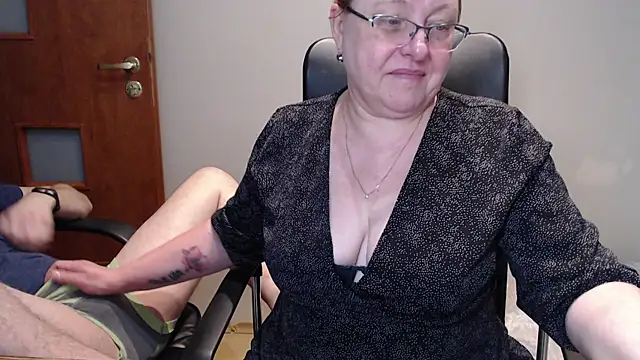 Snapshot of JoannaAndNeighbour chatting on February 9, 8:22 am JoannaAndNeighbour online show from February 9, 8:22 am