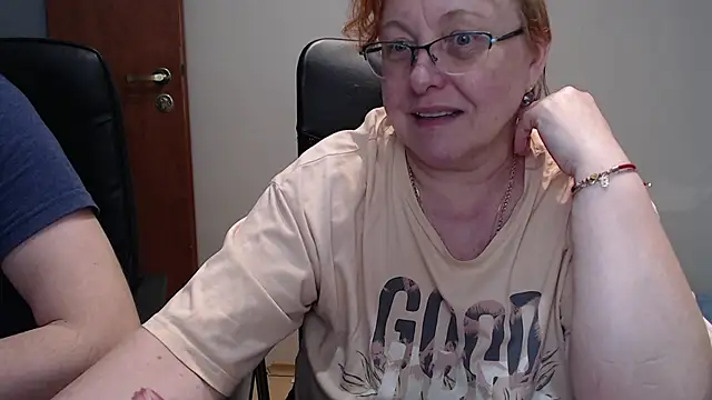 Snapshot of JoannaAndNeighbour chatting on February 13, 7:42 pm JoannaAndNeighbour online show from February 13, 7:42 pm