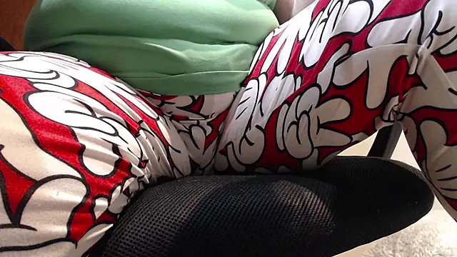 Snapshot of JoannaAndNeighbour chatting on February 18, 11:11 am JoannaAndNeighbour online show from February 18, 11:11 am