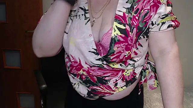 Snapshot of JoannaAndNeighbour chatting on March 20, 11:49 am JoannaAndNeighbour online show from March 20, 11:49 am