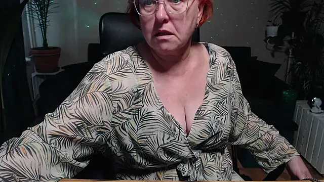 Snapshot of JoannaAndNeighbour chatting on September 10, 7:41 am JoannaAndNeighbour online show from September 10, 7:41 am