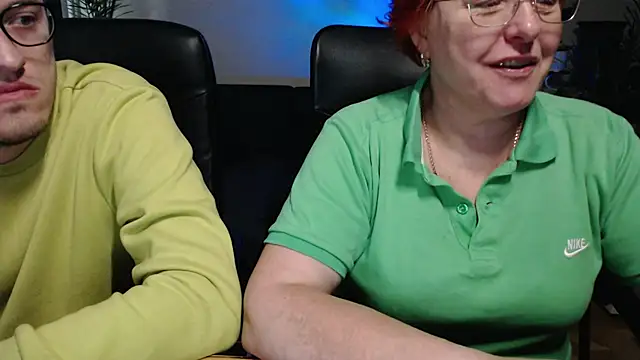 Snapshot of JoannaAndNeighbour chatting on November 6, 8:48 am JoannaAndNeighbour online show from November 6, 8:48 am