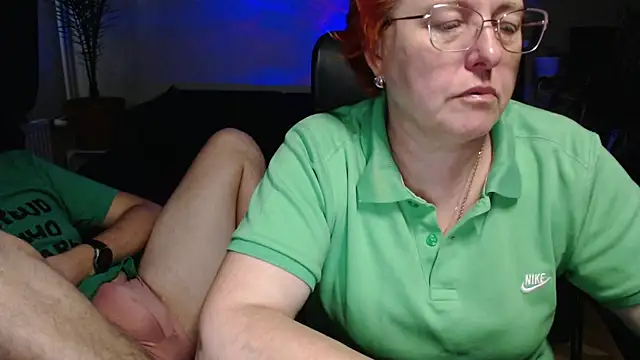 Snapshot of JoannaAndNeighbour chatting on November 11, 9:20 am JoannaAndNeighbour online show from November 11, 9:20 am