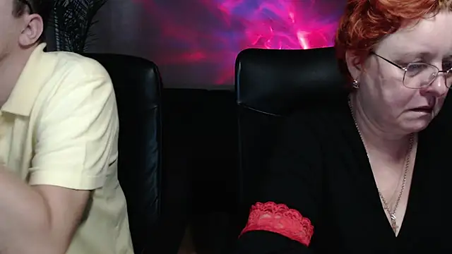 Snapshot of JoannaAndNeighbour chatting on November 16, 9:37 am JoannaAndNeighbour online show from November 16, 9:37 am