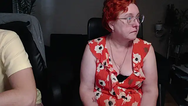 Snapshot of JoannaAndNeighbour chatting on November 17, 8:53 am JoannaAndNeighbour online show from November 17, 8:53 am