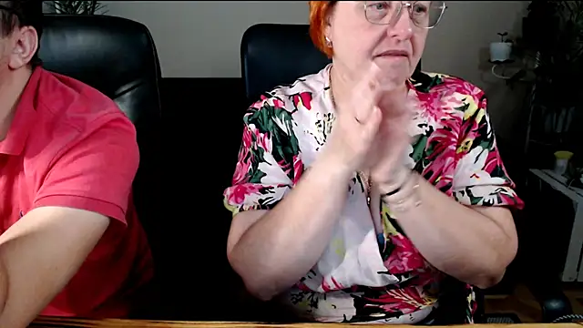 Snapshot of JoannaAndNeighbour chatting on November 28, 9:01 am JoannaAndNeighbour online show from November 28, 9:01 am