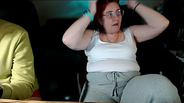 Snapshot of JoannaAndNeighbour chatting on December 3, 4:05 pm JoannaAndNeighbour online show from December 3, 4:05 pm